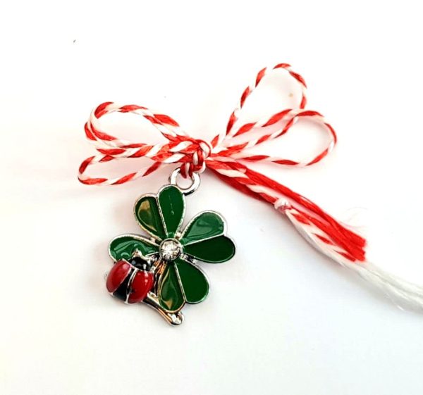 Martisor romanesc cu charm trifoi cu patru foi si buburuza, snur traditional romanesc