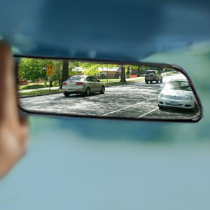 See all the cars and objects on the road, and get a clear idea of the space while backing in