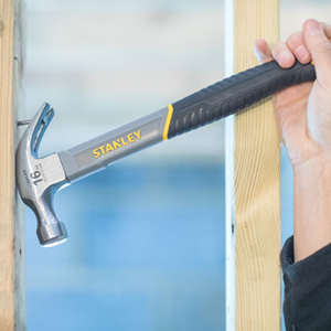 Curved claw hammer feature